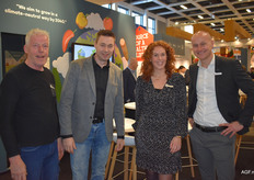 Kees Stijger die tomaten in drie kleuren teelt, met de TNI’ers Marvin Rapmond, Stefanie Sinack en Martijn van den Berg