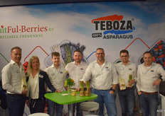 Het aspergeseizoen is weer afgetrapt bij Teboza. Van links naar rechts: Will en Trudie Teeuwen, Rob Timmermans, Konrad Cyba, Jan Muurmans, Niels Bos en Frank Zanders