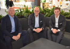 Bert-Jan Kemna van TFC Holland ontvangt Dietmar van Meteren en Daan Jongejan van Combilo in de stand