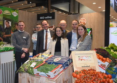 Het team van REO Veiling poseert trots met een greep uit haar assortiment