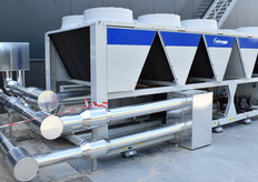 Koelmachine voor de koelcellen waarvan de restwarmte teruggewonnen wordt voor diverse toepassingen binnen het bedrijf