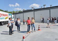 Op de achtergrond een gedeelte van de 11 teelt- en voorbereidingscellen