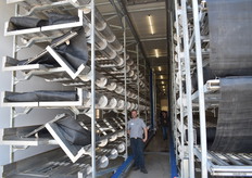 Kijkje in één van de oogstcellen met kantelbedden