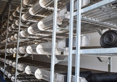 De kantelbedden van 6 verdiepingen. 12 bedden van 36 meter in een cel