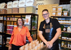 Astrid van den Berg en de 'Pindabaas' van De Notenshop