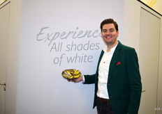 Stijn Baan van met de specialties van Koppert Cress. Hij staat voor de Experience room, hier kunnen de chef-koks zien hoe specialties in het donker geteeld worden.