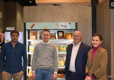 Wouter Devlies, Tiemen Deriemaecker en Bart en Ellen Nemegheer van De Aardappelhoeve. De drukte had van Bart nog wel iets meer gemogen, maar over het algemeen was er positiviteit. Met name de groeiende verkoop van verse aardappelen stelde de ervaren handelaar tevreden.