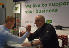 Bij TOP werden wedstrijden armpje drukken gehouden. Om te benadrukken datgene wat op de muur geschreven staat dat je bij TOP ondersteund wordt met alle inspanning die mogelijk is.