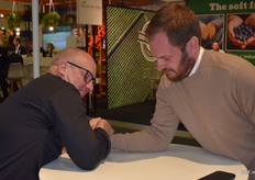 Maar Rien kan beter juun gaan verkopen, want dat armpje drukken wordt niks.