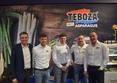 Teboza trapte voor de beurs traditiegetrouw het kasaspergeseizoen af. Op de foto Jaimie Petchell van Global Plant Genetics met Rob Timmermans, Ken Heussen, Frank Zanders en Will Teeuwen