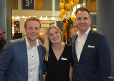 Derek Zwinkels en Meghan Lagerwerf van TNI met Lex Ophorst van Harvest House