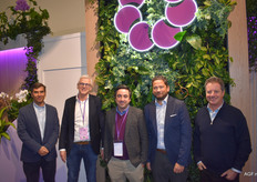 Will Beekers in de BerryWorld-stand met Max Emden, Adrian Olins sr en jr en Jorge Varela