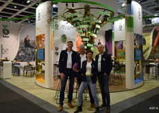 Nico Kikkert, Pieter Gabriels, Markus Saphorster en Danielle Bruin van BeJo met Red Power de paarse spitskool en Samantha het Savooie spitskooltje