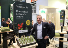 Chris Matthijsse van Takii bij de Sanaterra-onderstam die al door veel bio-telers in Nederland wordt opgepakt. De unieke Mi-1 resistentie van Sanaterra biedt de telers controle op wortelknobbelaaltjes, ook bij hoge temperaturen