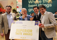 Feest bij FruitMasters, omdat de Bloss-appel door het International Taste Institute bekroond werd met de hoogste waardering in de Superior Taste Award. Met een totaalscore van 90,9% ontving Bloss® de maximale drie sterren. En daar waren Peter Jan van Ingen, Teunis Sikma (Fresh Forward), Tim Kievits (FruitMasters) en teler Bert den Haan natuurlijk erg trots op