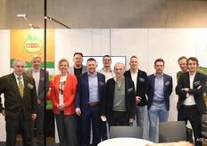 Een volle stand bij Group A. De Witte, die met haar bedrijven Van Dijk Foods en Starfruit op de beurs stonden. Hier vlnr: Kastriot Cena, Erwin Callebaut, Jolanda De Mooij, Mark de Mooij, Ive Lambert, Tom Tummers, Achiel De Witte, Bas Habets, Jurgen De Witte, Henk Vlaeminck en Alexander Van Orshaegen