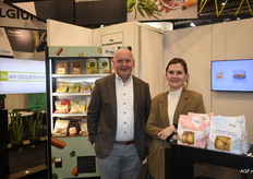 Vader en dochter Bart en Ellen Nemegheer bij De Aardappelhoeve, dat haar nieuwe bakaardappelen onder het merk The Potato Chef aan het geïnteresseerde publiek liet zien