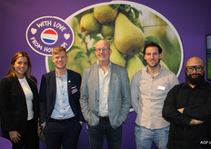 Janiek van Dijk, Raymond van Ojen, Erik Buitenhuis, Luc van Dijk en Eric Labadie promoten de Xenia-peren, die dit jaar ook voor het eerst in China werden verkocht