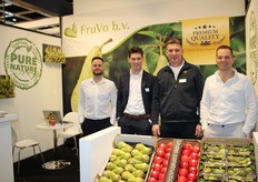 Fruvo had een nieuwe appel - under construction - meegenomen Van links naar rechts; Michel van Iwaarden, Thijs en Martijn Vogelaar en Jose de Dreu