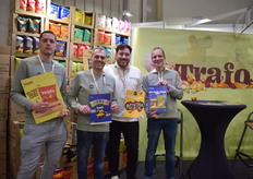 Roelof Hulst, Harald de Vries, Tim Elsinga en Jos de Nekker van Faan Zuidhorn, Jos laat zien dat ze ook nog nieuwe dips/toppings hebben ontwikkeld