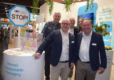 STOP bij Bio4Pack, want zij hebben oplossingen voor de Packaging and Packaging Waste Regulatio wetgeving (PPWR) die vanaf augustus gaat gelden: Pascal de Vries, Dietmar Maier, Mark Bevers, Patrick Gerritsen, Fredrica Riccio leggen het allemaal uit