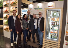 Op de stand van Almaverde Bio treffen we Monica Gonzalez en Carlos Soto, beiden van Canova Espagna, Simone Ambrogetti en Paolo Pari (Almaverde Bio) en Bruno Manzalini (Fruttage)