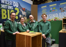 Namens BIOGemüsering poseren Andreas Kreuzmair, Andrea Gratzer, Alexander Hartel en Theo Jenne