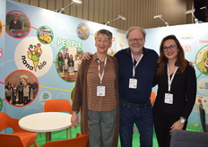 Petra, Ronald en Josefien van Marlen van NANA Bio, trots op 10 jaar positieve impact maken met biologische teelt, productie, verwerking en handel