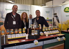 Dennis van Teylingen, Marlies Kort en Lex Drost van Imkerij de Traay met op de achtergrond een mysterieuze gast