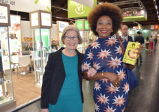 Bezoekers Martha Jeuken (Did-It) en Solange Domaye (Symfonio) promoten ondertussen pannekoekenmeel van Afrikaans oergraan