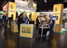 Drukte op de stand van Gebana