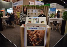 Managing director Arjan Wit van Rhumveld, part of Manchy Food Company is in gesprek, Nanda en collega Bente nemen waar