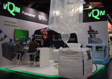 Een opvallende Paktainer-luchtballon op de stand van vQm