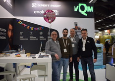 En nog een verjaardagsballonnetje voor jarige collega Juan Merida te midden van  René Luyten, Marcel Mulder en Edwin Willemsen van vQm Packaging