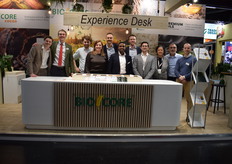 Branka Fisic, Moerad Ibrahim Nuru, Max Baas, Pepijn Legebeke, Arnoud Weehuizen, Marco Molier, Shehreen Ferdous, Jordi Masbernat besloten samen te poseren achter de experience desk van BioCore