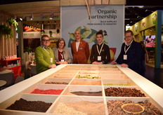 De kruidige stand in de nieuwe huisstijl van Organic Flavor Company vertegenwoordigd door Stephan Böttger, Dusty Palijana, Angelien Beek en Steven Kleinjan