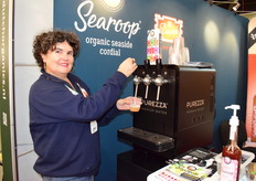 Margot tapt met water uit de Purezza en een bodempje siroop een frisse limonade