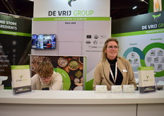 Annelies Harkes neemt de honneurs waar bij De Vrij Group, Aad de Vrij en Dennis Minnaard zijn druk