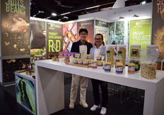 Anh Nguyen en collega van Organics en More een Vietnamees-Nederlands bedrijf