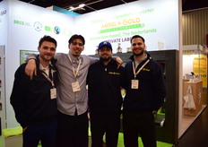 Jacob Preda, Tristan Le Bot, Joint Anselmi en Leon Trumpp (geen familie van) van Maya Gold Trading staan klaar voor de Zirtaki aan het einde van de 3e beursdag