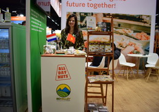 Monique Ansink heeft een samenwerking met cashewnoten telers uit Vietnam, daar staat ook een fabriek waar cashews worden gebrand en gezouten, in Vietnam zelf waarde toevoegen