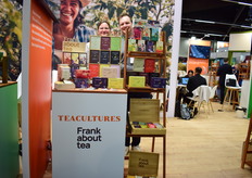 Zoveel thee... wie goed kijkt, ziet Mike Saus en Anouck Broekhof van Thee Cultuur/Tea Cultures Frank About Tea opduiken achter de stand