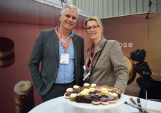 Rodger Schoester RVO en Elise Bijkerk van BioNederland wisten de taartjes van Rose & Vanilla goed te vinden, ze waren zeer te spreken over de taartjes en de meerwaarde van het NL Paviljoen waar ze beiden veel energie in hadden gestoken