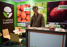 Bij de stand van Biopilzhof staat Florian Pfahler