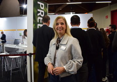 Jacqueline Poppe van Beech bp helpt de Nederlandse deelnemers aan een nieuwe stand voor BIOFACH 2027