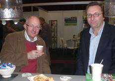 Even pauzeren bij de stand van het Biojournaal. Rechts Arie Verburg van FME.