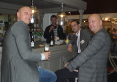 Erg gezellig... Gerard de Pee en Robbert Blok van Green Organics aan de bar van Biojournaal.