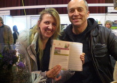 Marlies en Siete Neef van Be-leaf laten hun advertentie in het Handboek BIO zien.