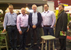 Met z'n allen op de foto bij de stand.