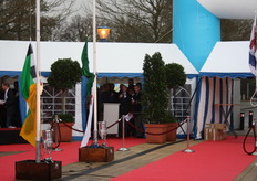 Bertus Buizer introduceert de sprekers, onder andere Nassima Baghli.